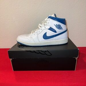 NIKE Air Jordan 1 Mid SE - 11 - White / Industrial Blue / Sail - EUC with Box